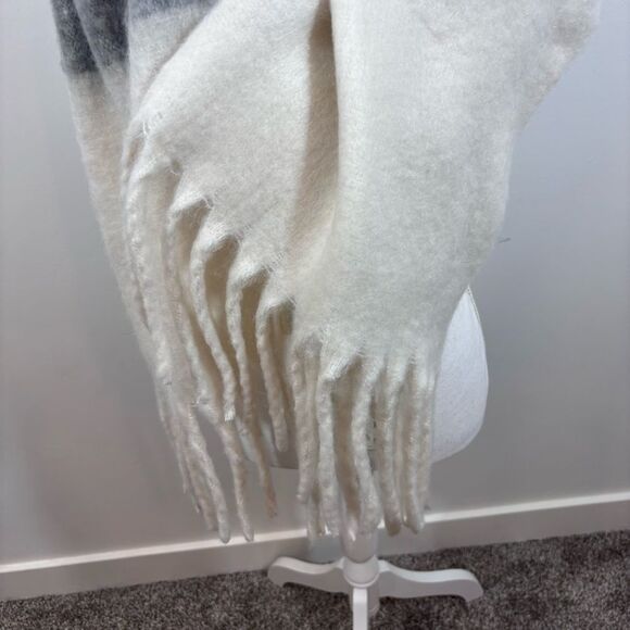 CALIA Women's Luxe Scarf NEW Grey Stripe - Picture 8 of 10